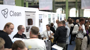 TechBBQ 2024 - en masse mennesker der står ved Cleans stand
