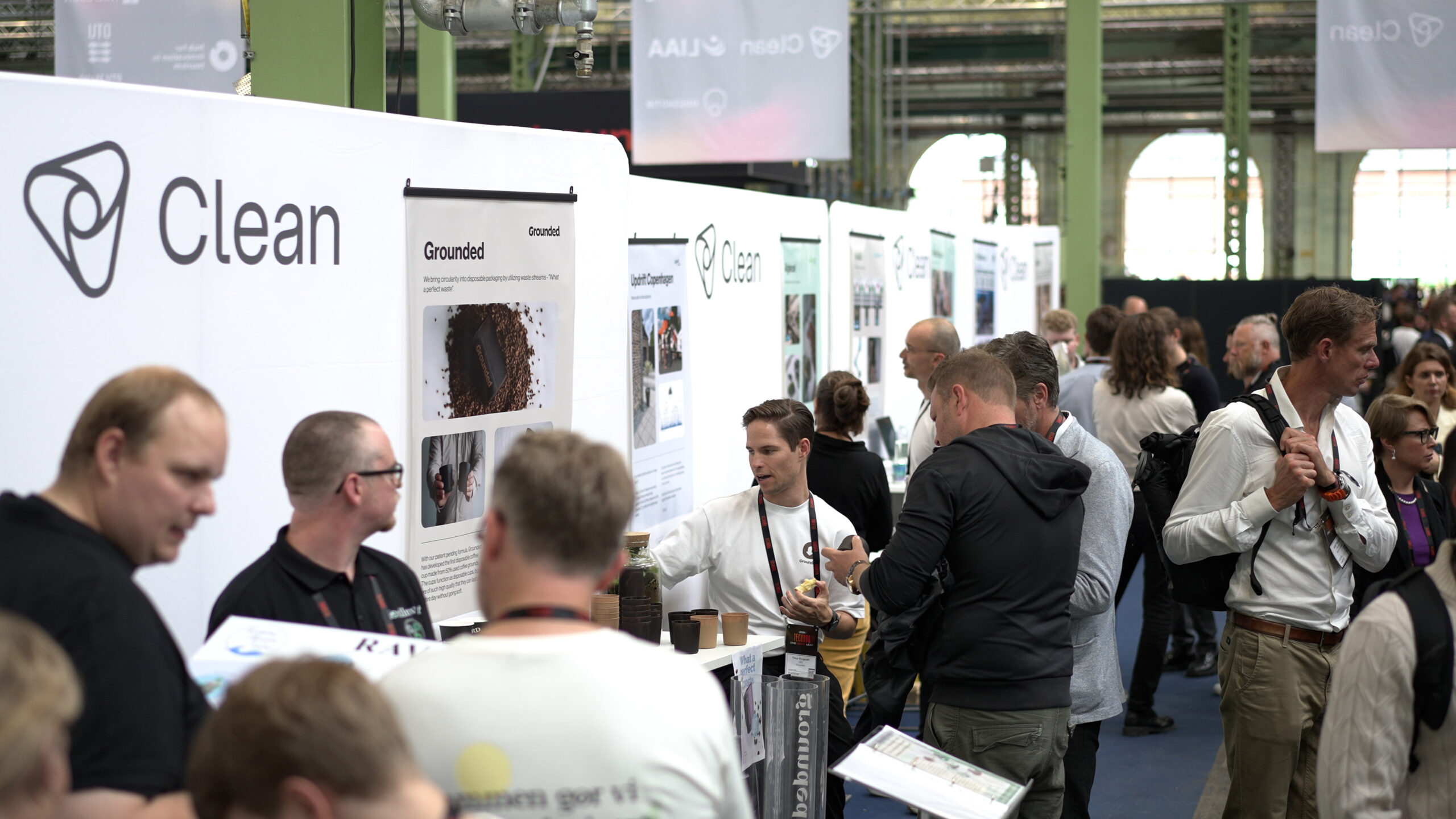 TechBBQ 2024 - en masse mennesker der står ved Cleans stand
