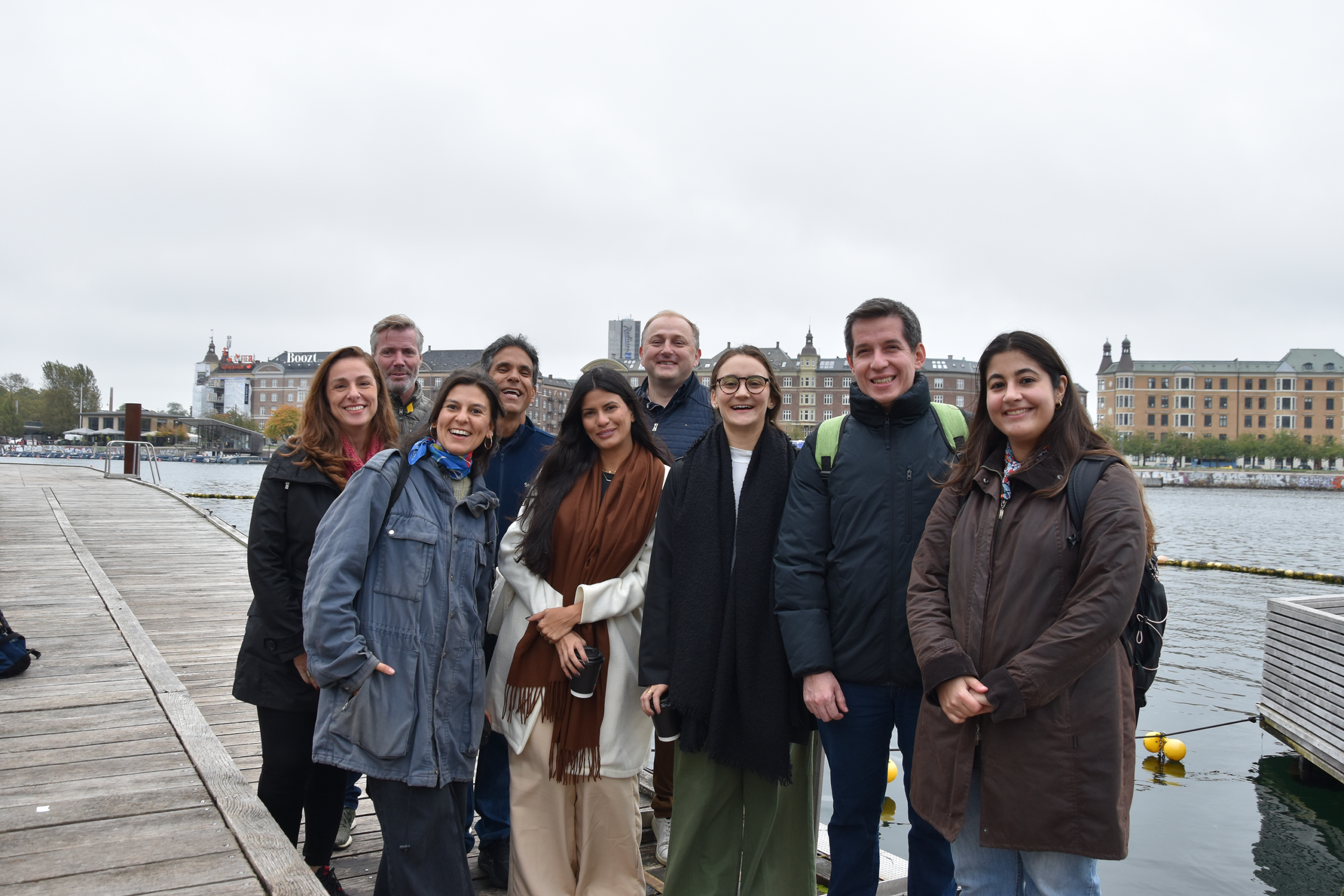 gruppe af mennesker fra den brasilianske delegation til danmark på københavns havneområde